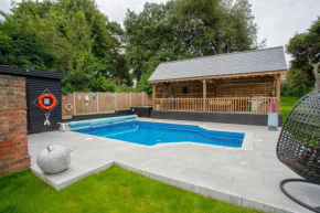Luxurious 32c winter or summer year heated Pool private Hot tub bar Stay deal kent